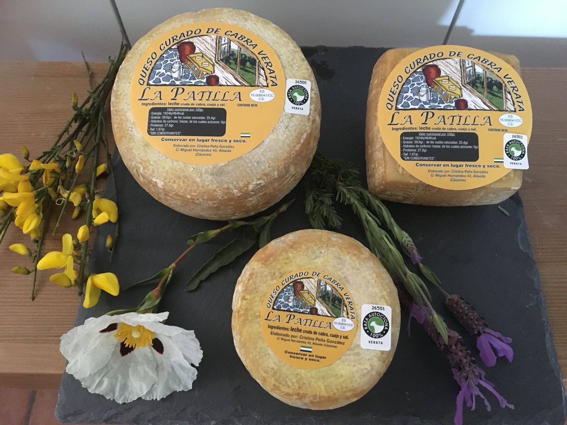 Queso curado de cabra Verata con distintos formatos y sello racial