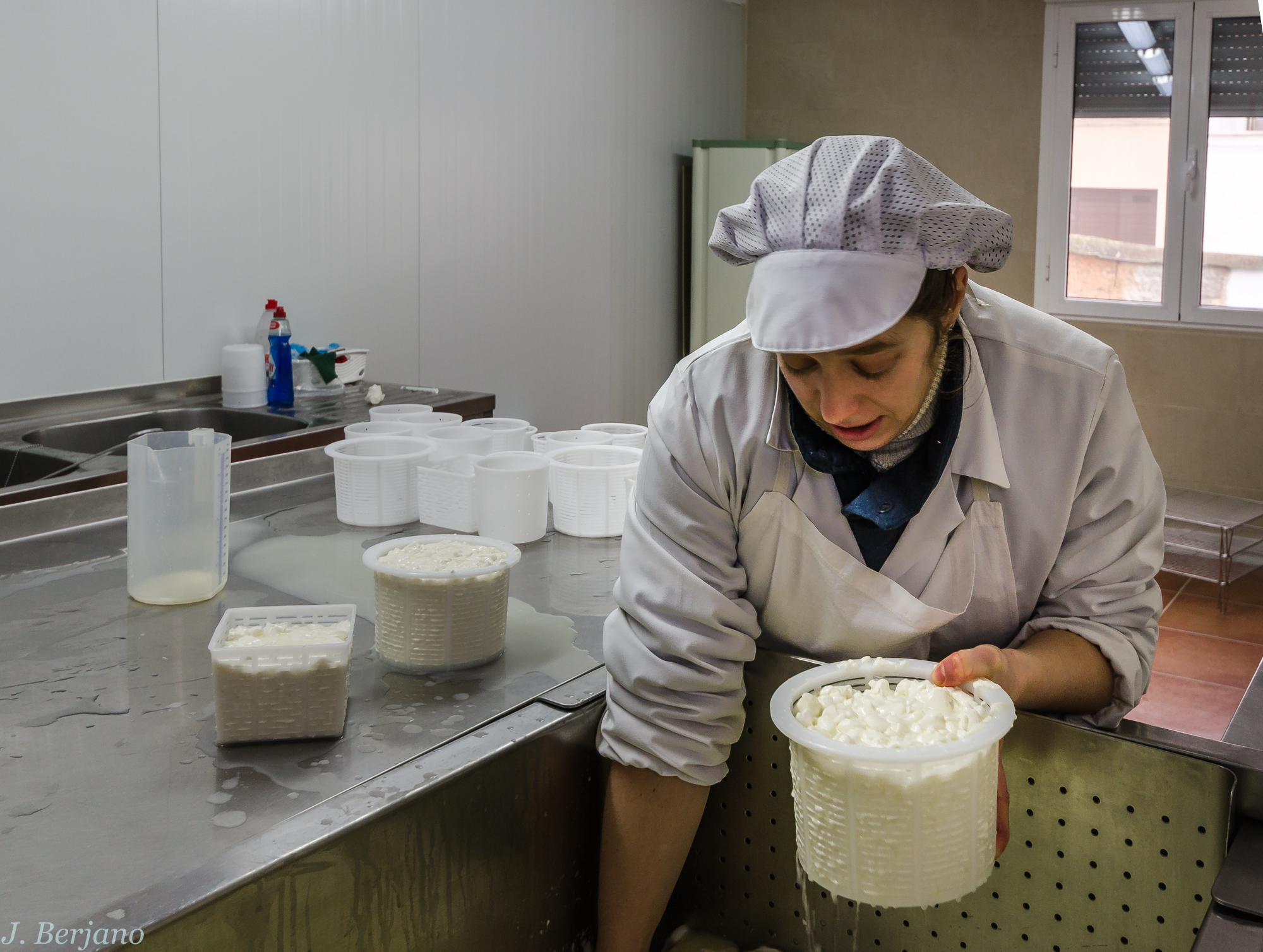 Manipulación artesanal del queso fresco en el obrador